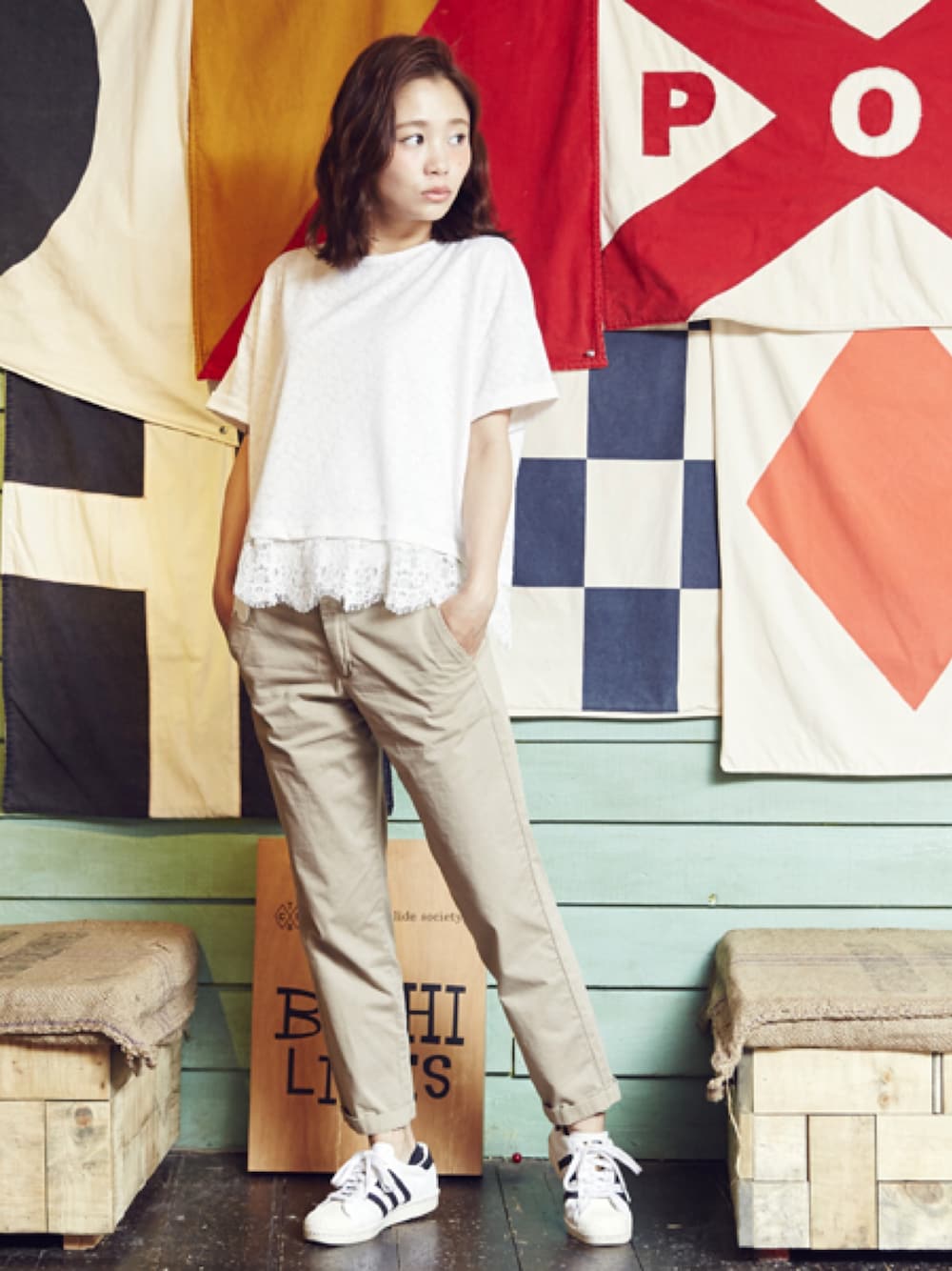 ホワイト系のTシャツ/カットソー、ピンク系のネックレスを着用したレディースの春コーディネートの1枚目の写真