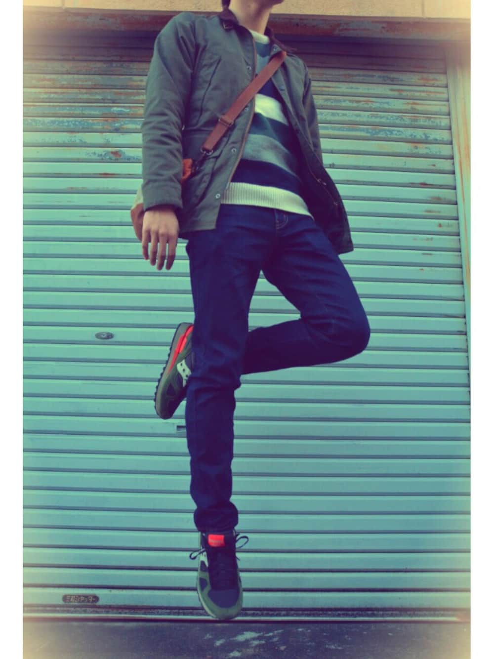 グリーン系のミリタリージャケット、グリーン系のトップス、ブルー系のその他パンツを着用したメンズの春コーディネートの1枚目の写真