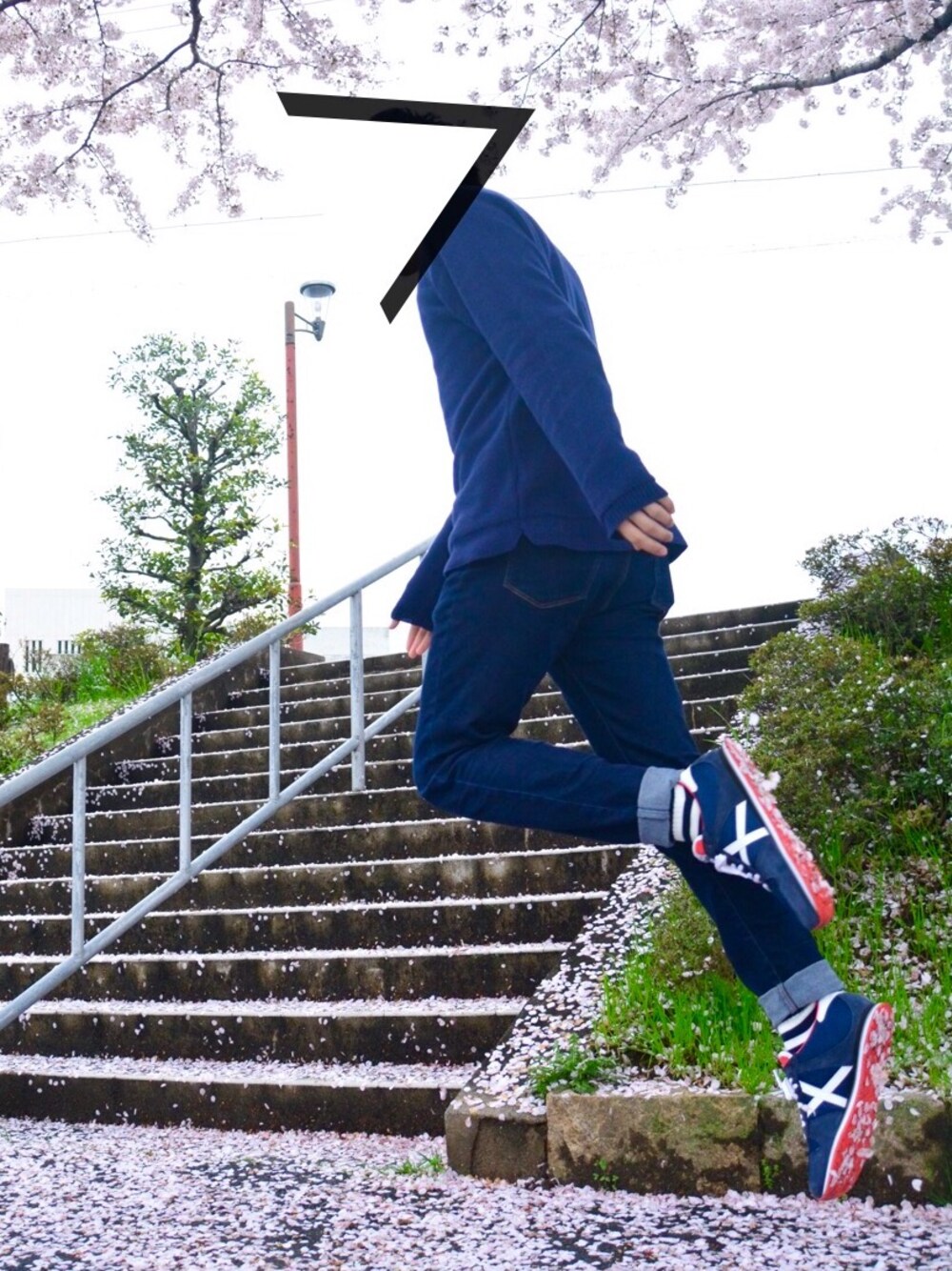 ブルー系のニット/セーター、ブルー系のその他パンツ、ブルー系のスニーカーを着用したメンズの春コーディネートの1枚目の写真