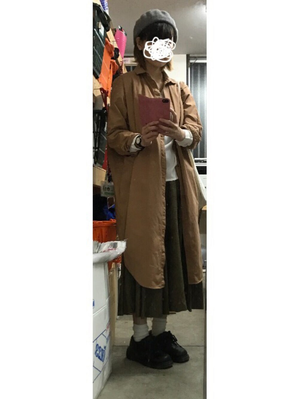 「秋コーデ、ゆるコーデ、古着、ヴィンテージ、ベレー帽、シャツワンピ、ロングスカート、ドクターマーチン、Dr.Martens、チープカシオ」｜「古着のアイテム（シャツ/ブラウス、ホワイト系）」を使った、sugaさん（レディース・163cm）の秋コーディネートの1枚目の写真