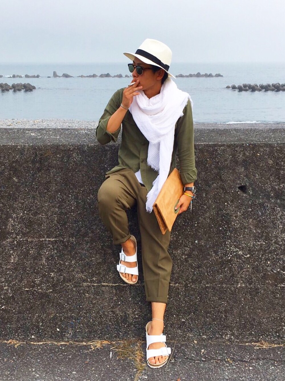 「オトナカジュアル、カーキ、ホワイト、海、ハット、ペーパークラッチ、GU、SHIPS、birkenstock、Ron Herman」｜「BIRKENSTOCKのBIRKENSTOCK レザーサンダル ARIZONA（サンダル、ホワイト系）」を使った、松下武司さん（メンズ・170cm）の秋コーディネートの1枚目の写真