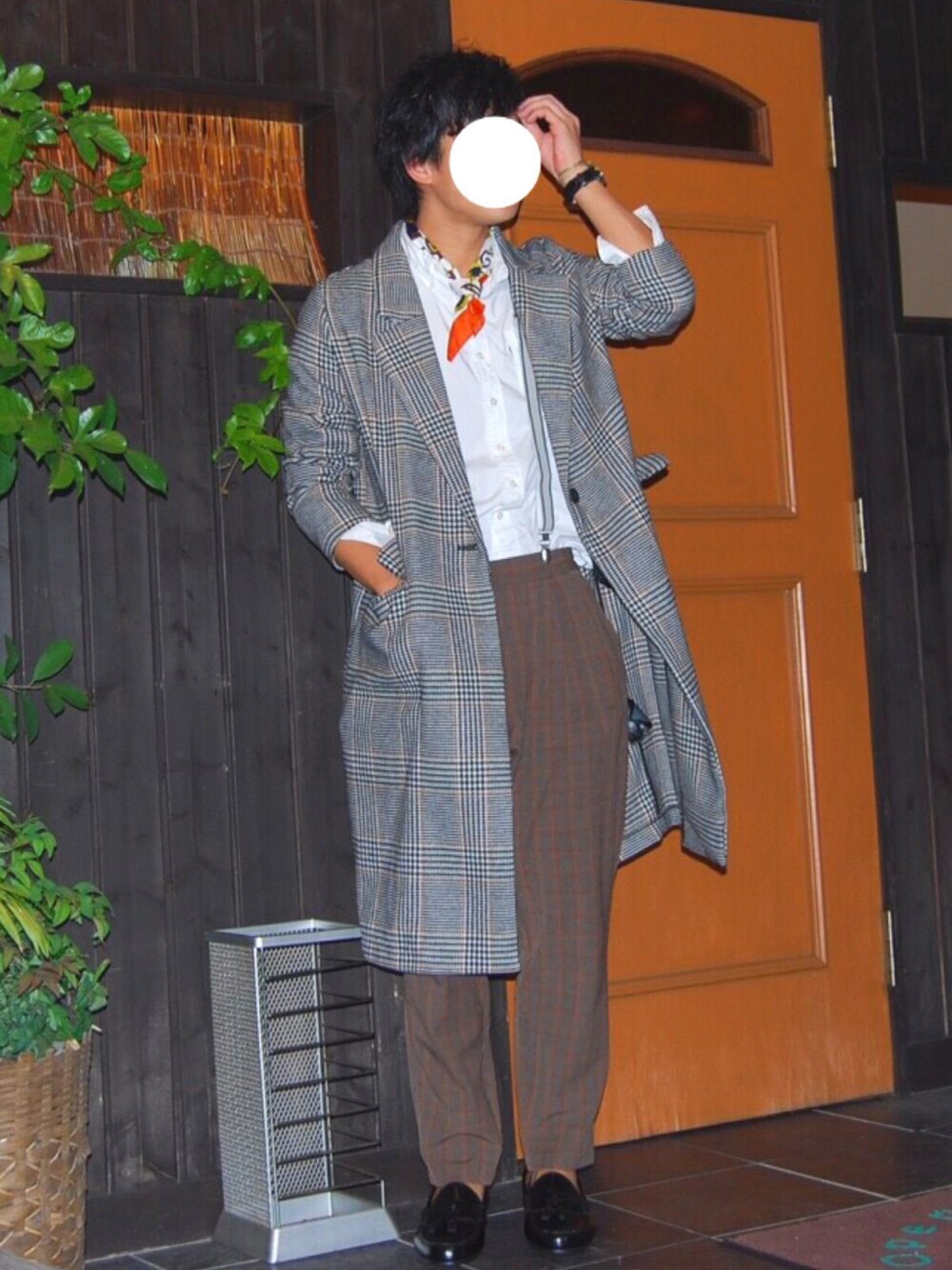 「きれいめカジュアル、冬コーデ、コート、千鳥格子、大人カジュアル、サスペンダー、レトロ」｜「H&Mのアイテム（トレンチコート、ホワイト系）」を使った、松下武司さん（メンズ・170cm）の秋コーディネートの1枚目の写真