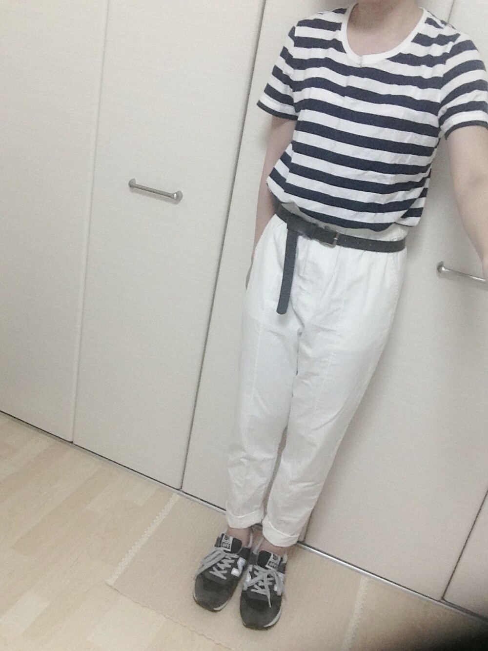 その他のTシャツ/カットソー、ホワイト系のその他パンツ、ブルー系のスニーカーを着用したレディースの夏コーディネートの1枚目の写真