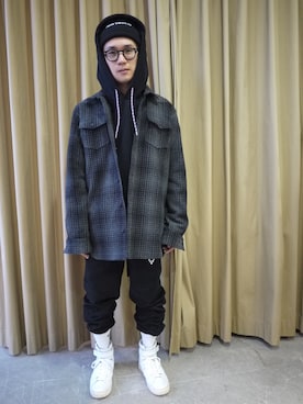 「off white（オフホワイト）のアイテム（トップス）」を使った、一政さん（メンズ・170cm）の秋コーディネート