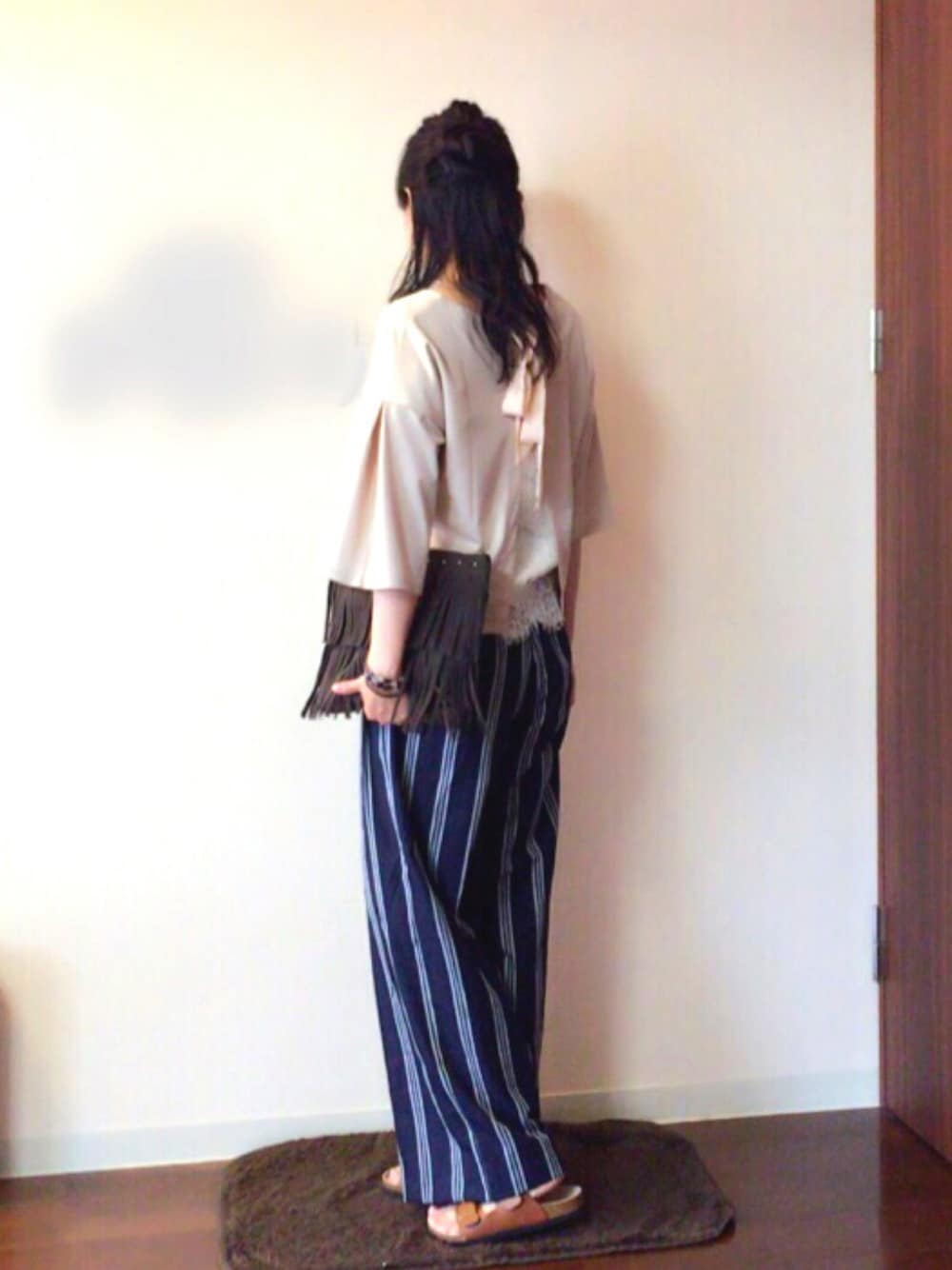 ピンク系のTシャツ/カットソー、その他のその他パンツ、ブラウン系のサンダルを着用したレディースの夏コーディネートの1枚目の写真