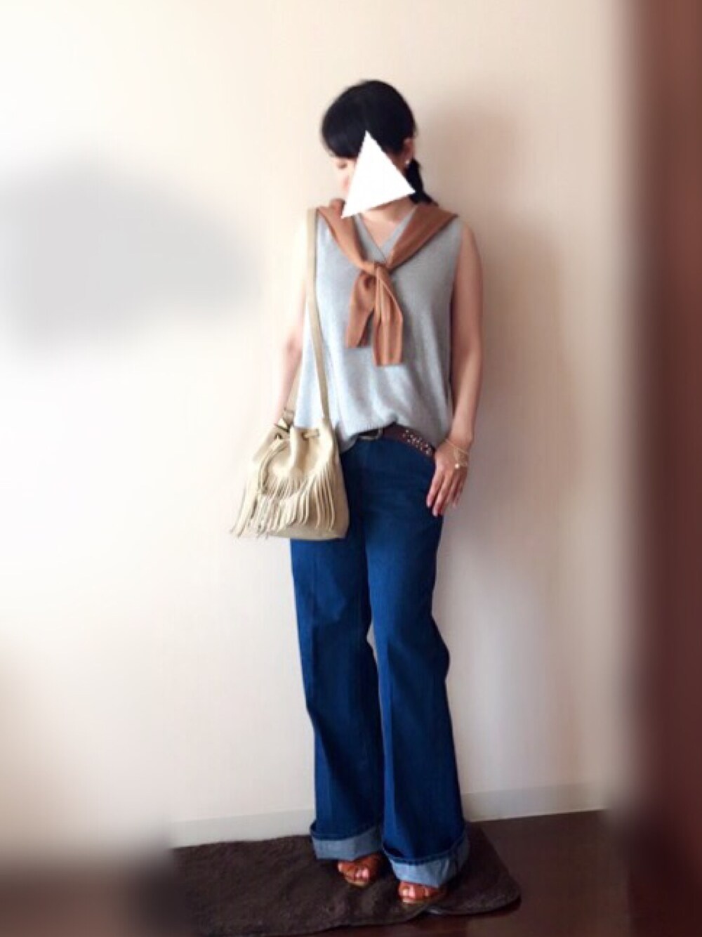 グレー系のベスト、イエロー系のカーディガン/ボレロ、ブルー系のデニムパンツを着用したレディースの夏コーディネートの1枚目の写真