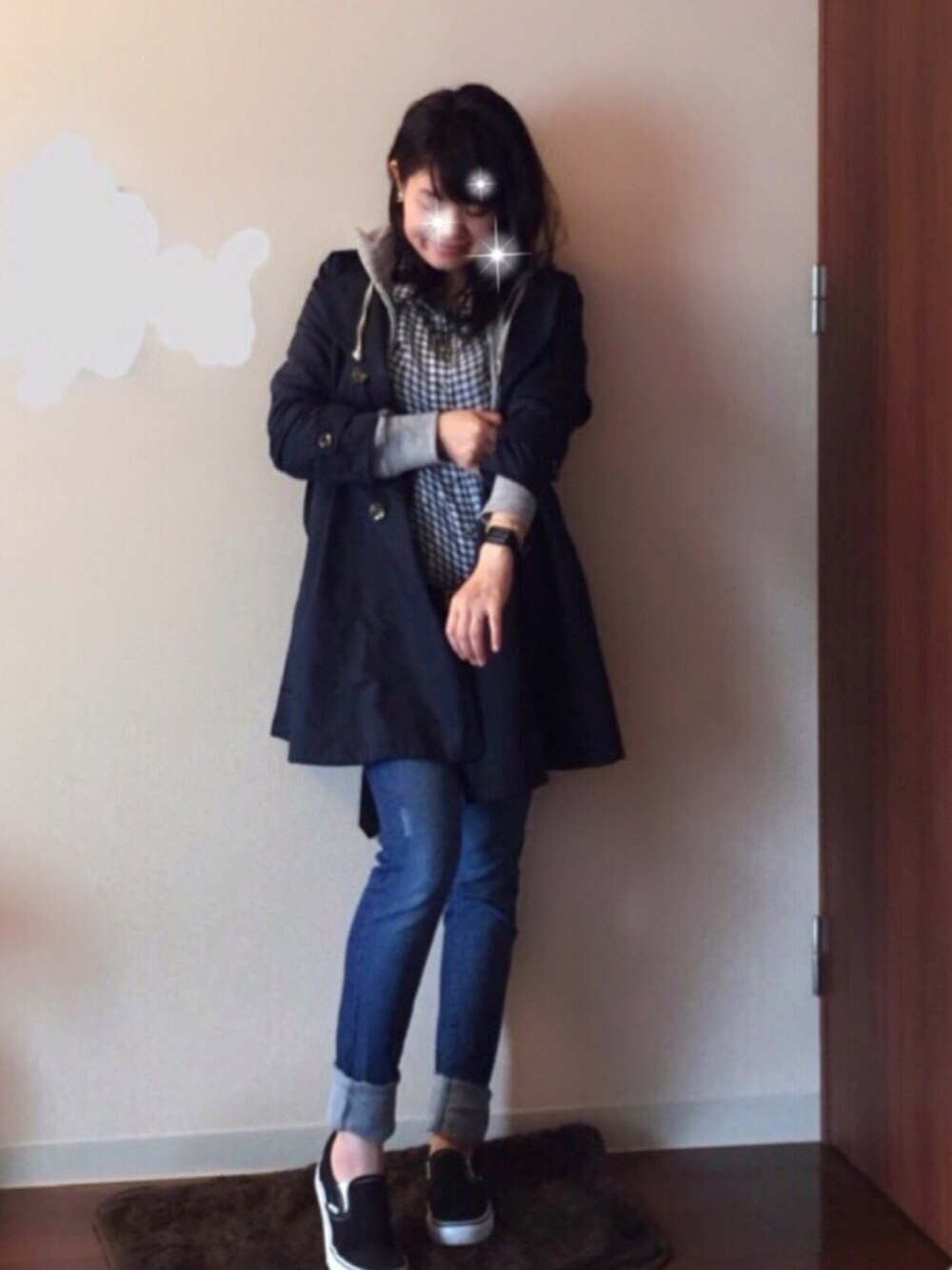 ブラック系のシャツ/ブラウス、ブルー系のデニムパンツ、ブラック系のスリッポンを着用したレディースの春コーディネートの1枚目の写真