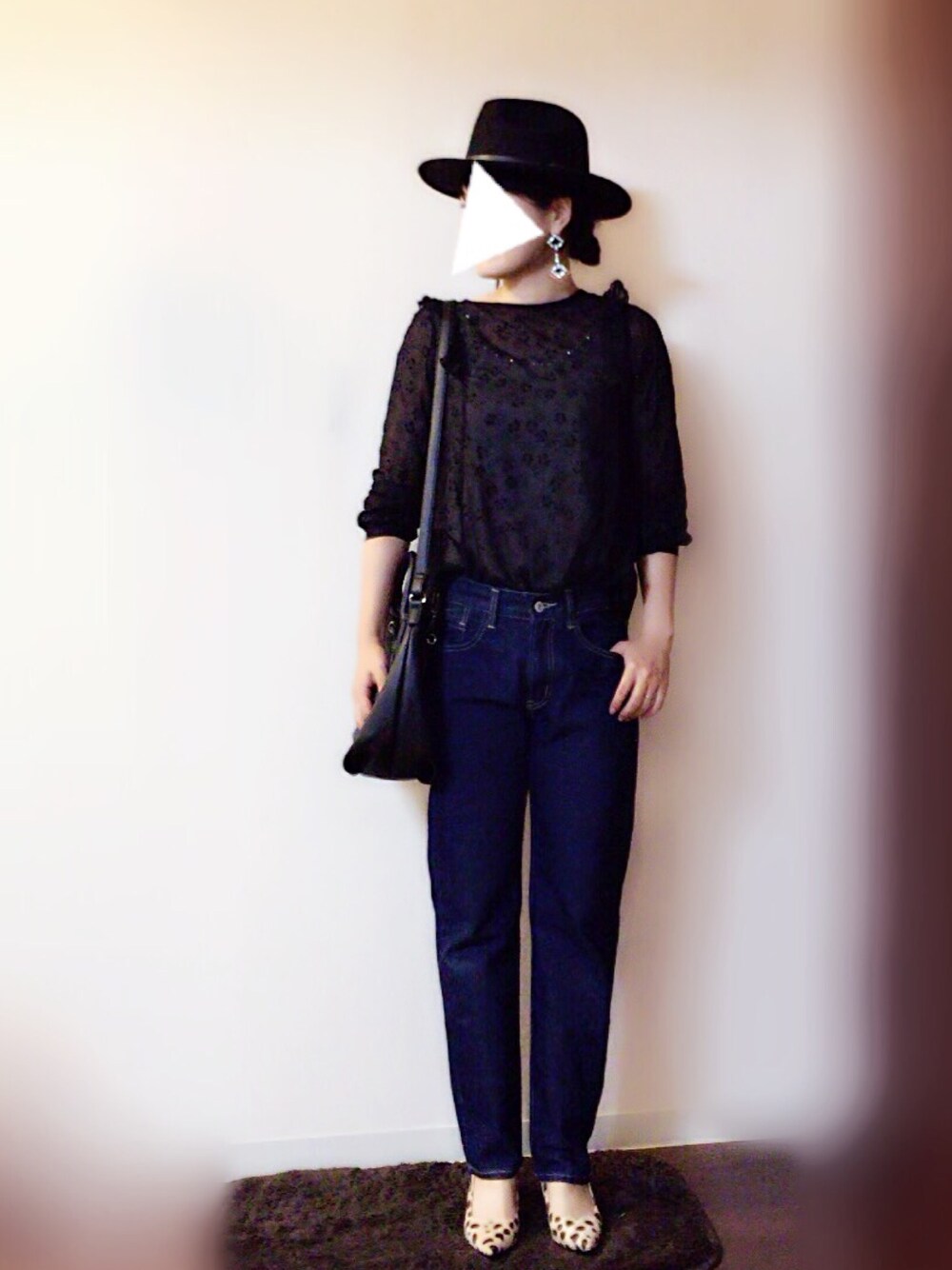 ブラック系のシャツ/ブラウス、ブルー系のデニムパンツ、ブラック系のショルダーバッグを着用したレディースの秋コーディネートの1枚目の写真