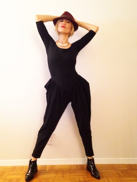 「80s」｜「アイテム（オールインワン・サロペット）」を使った、Rock Mama NYCさん（レディース・155cm）の秋コーディネート
