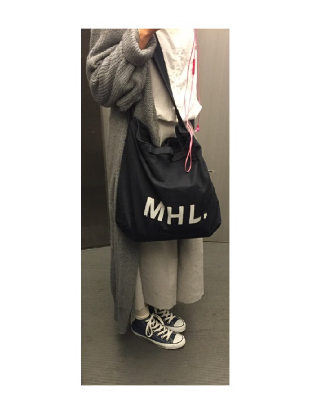 「MHL.のアイテム（ショルダーバッグ、ブルー系）」を使った、あんこさん（レディース・155cm）の夏コーディネートの1枚目の写真
