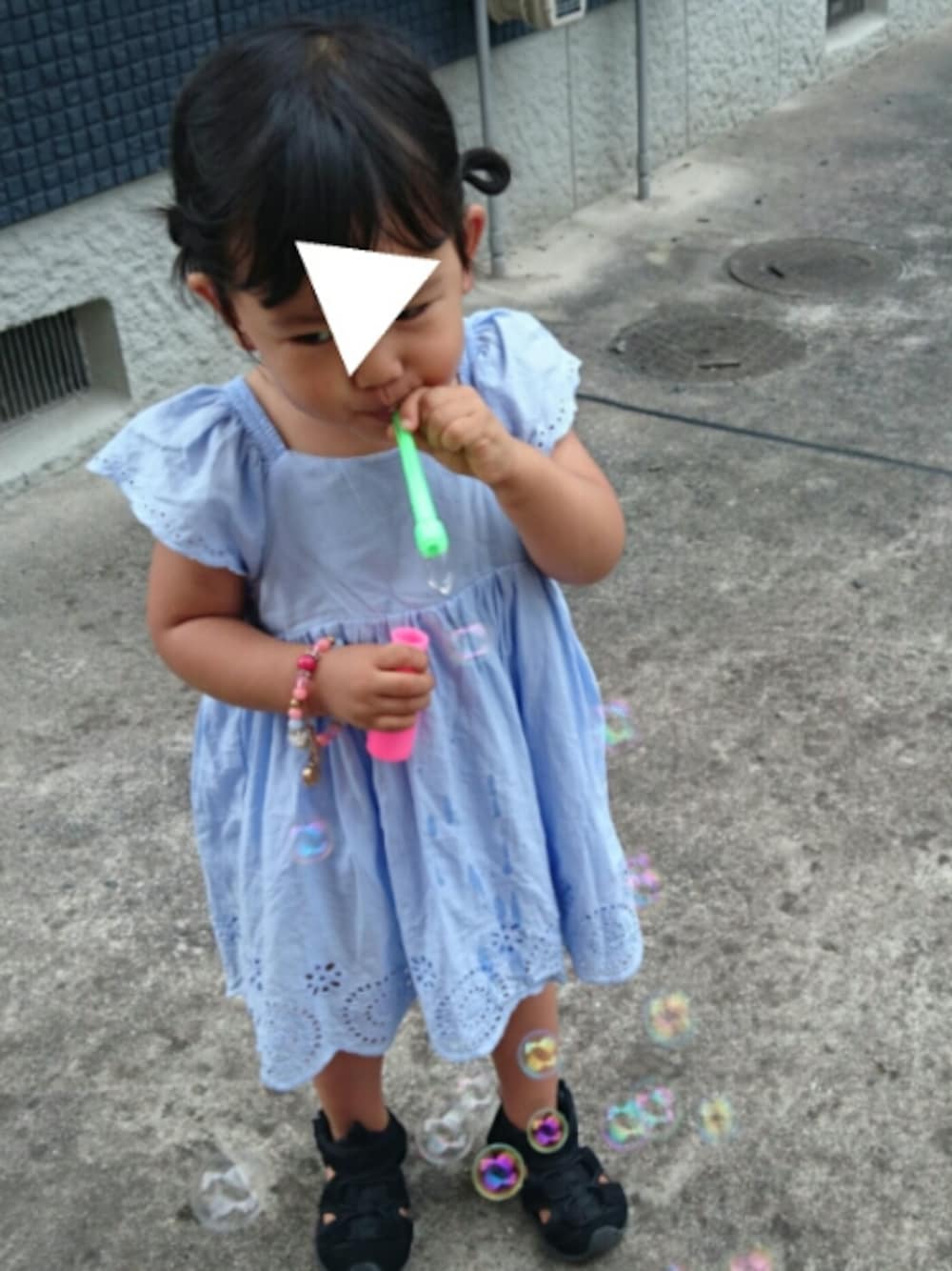 ブルー系のチュニックを着用したキッズの夏コーディネートの1枚目の写真