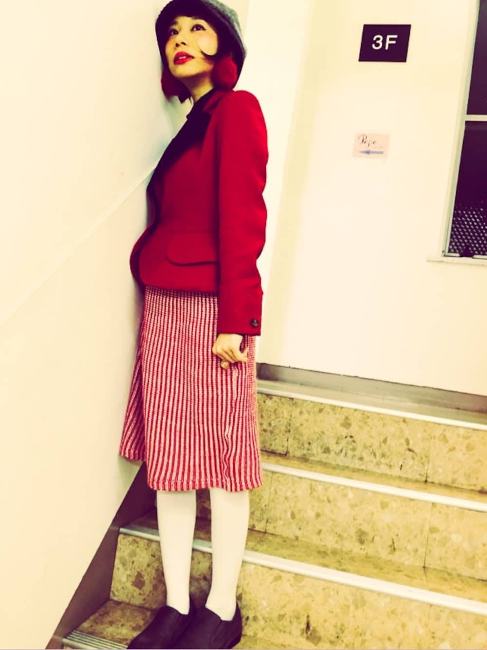 レッド系のテーラードジャケットを着用したレディースの秋コーディネートの1枚目の写真