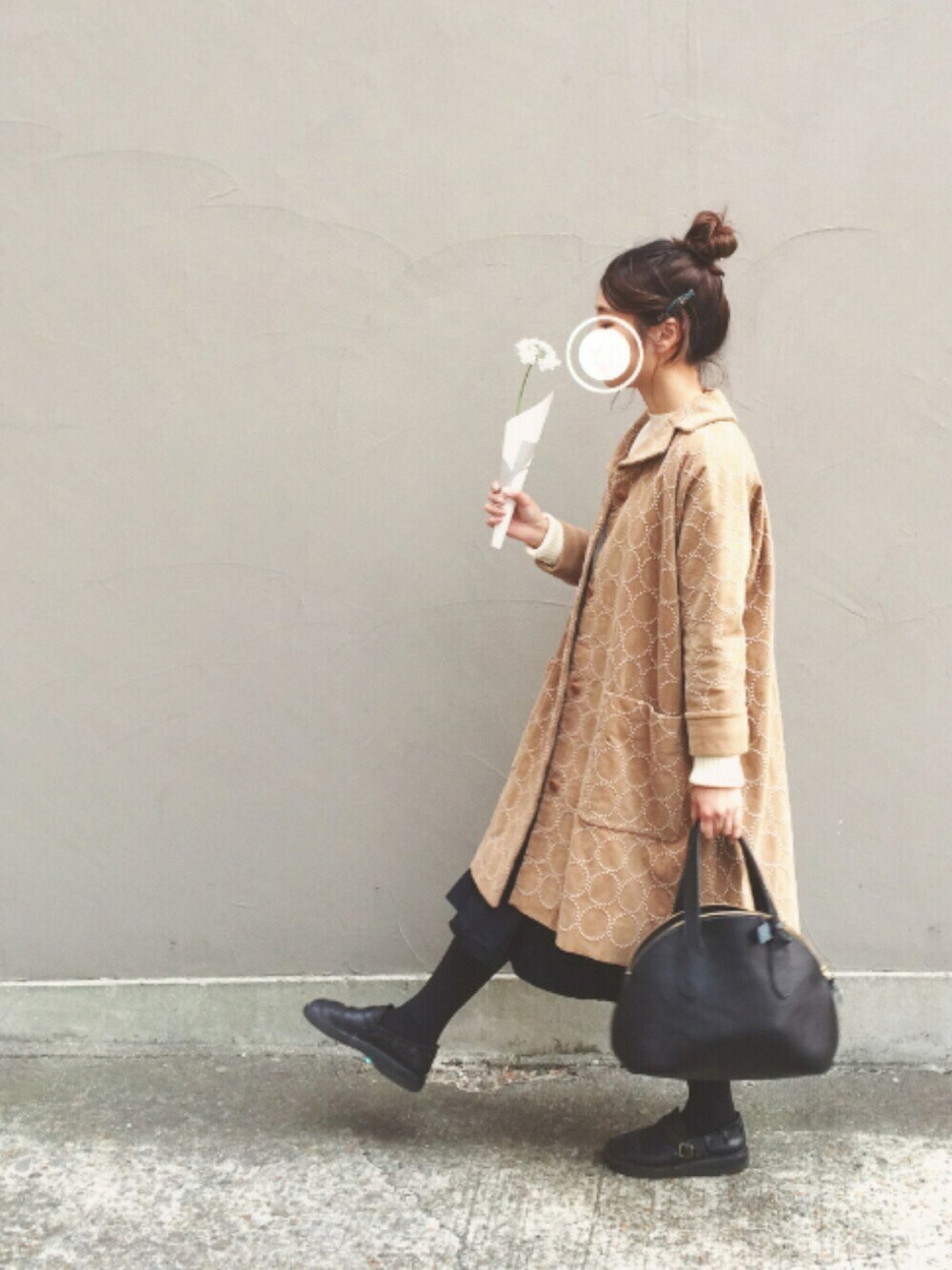 「mina perhonen、ミナペルホネン、grandma mama daughter、グランマママドーター、ANDERSEN-ANDERSEN、aurorashoes、オーロラシューズ、コート」｜「mina perhonenのアイテム（ダウンジャケット/コート、ベージュ系）」を使った、まきこさん（レディース・152cm）の春コーディネートの1枚目の写真