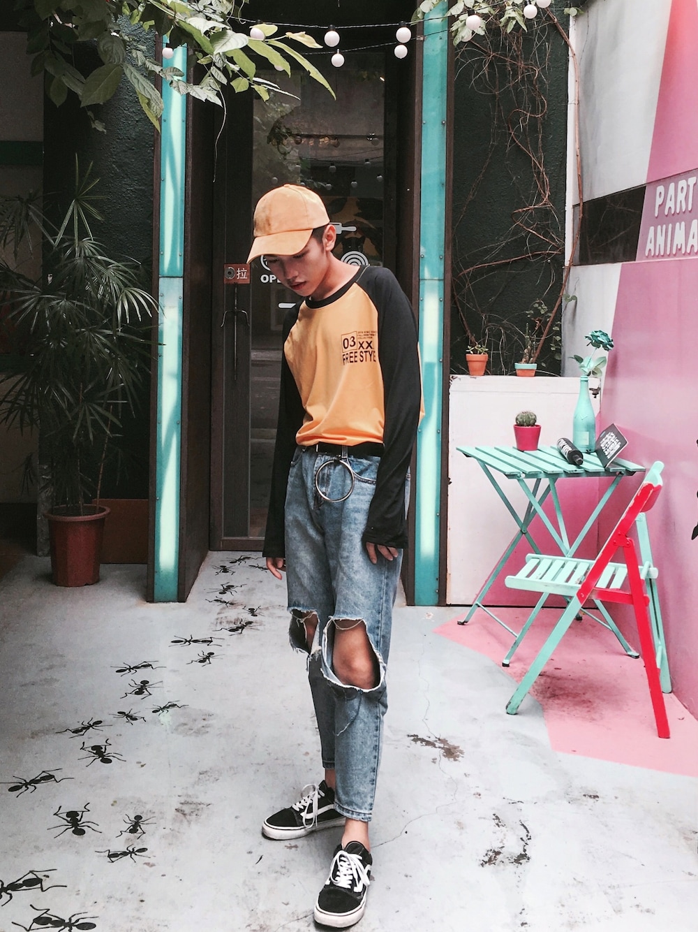 「VANSのアイテム（パンプス、ブラック系）」を使った、香腸さん（メンズ・165cm）の秋コーディネートの1枚目の写真