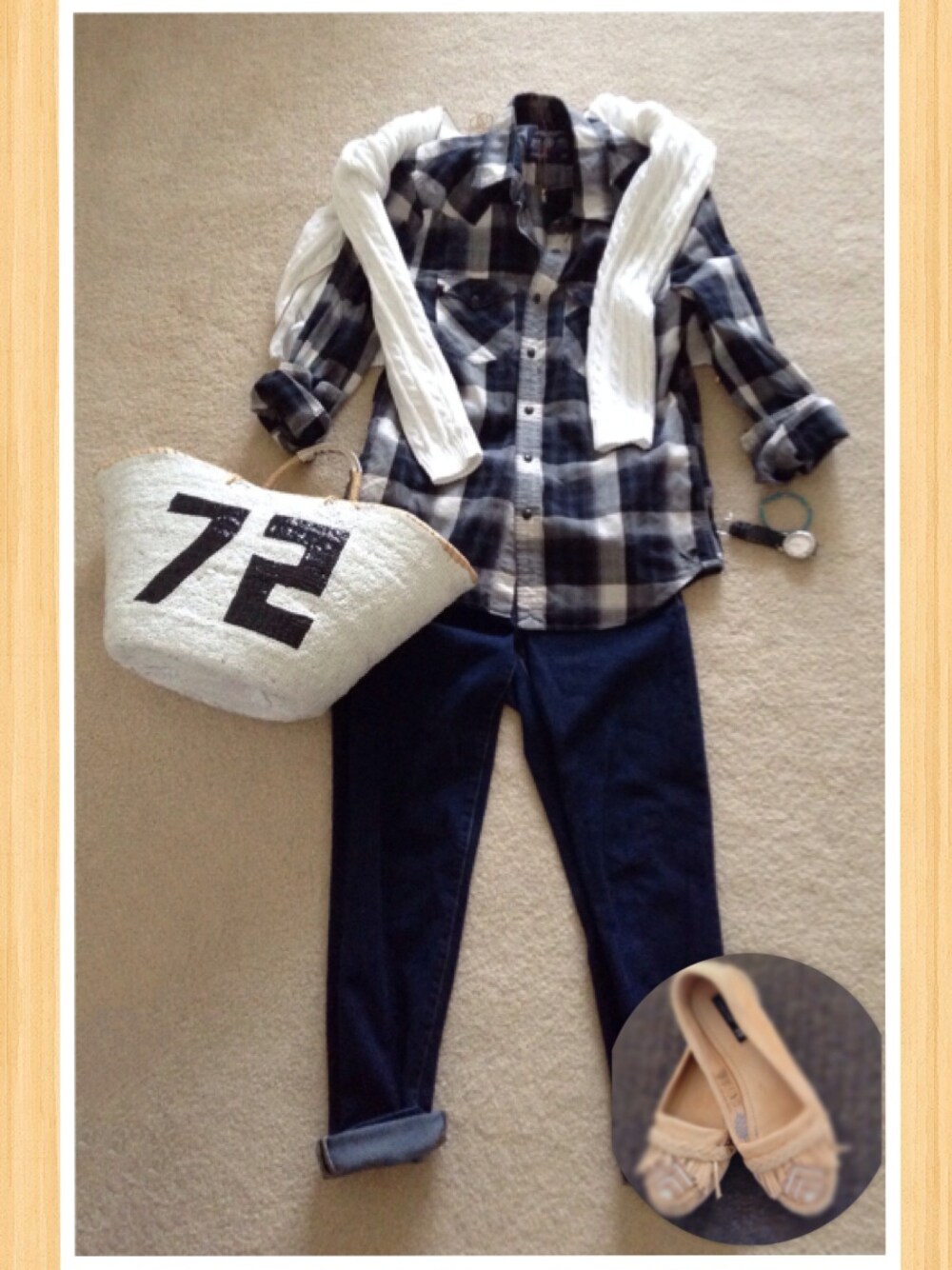 ブラック系のシャツ/ブラウスを着用したレディースの春コーディネートの1枚目の写真