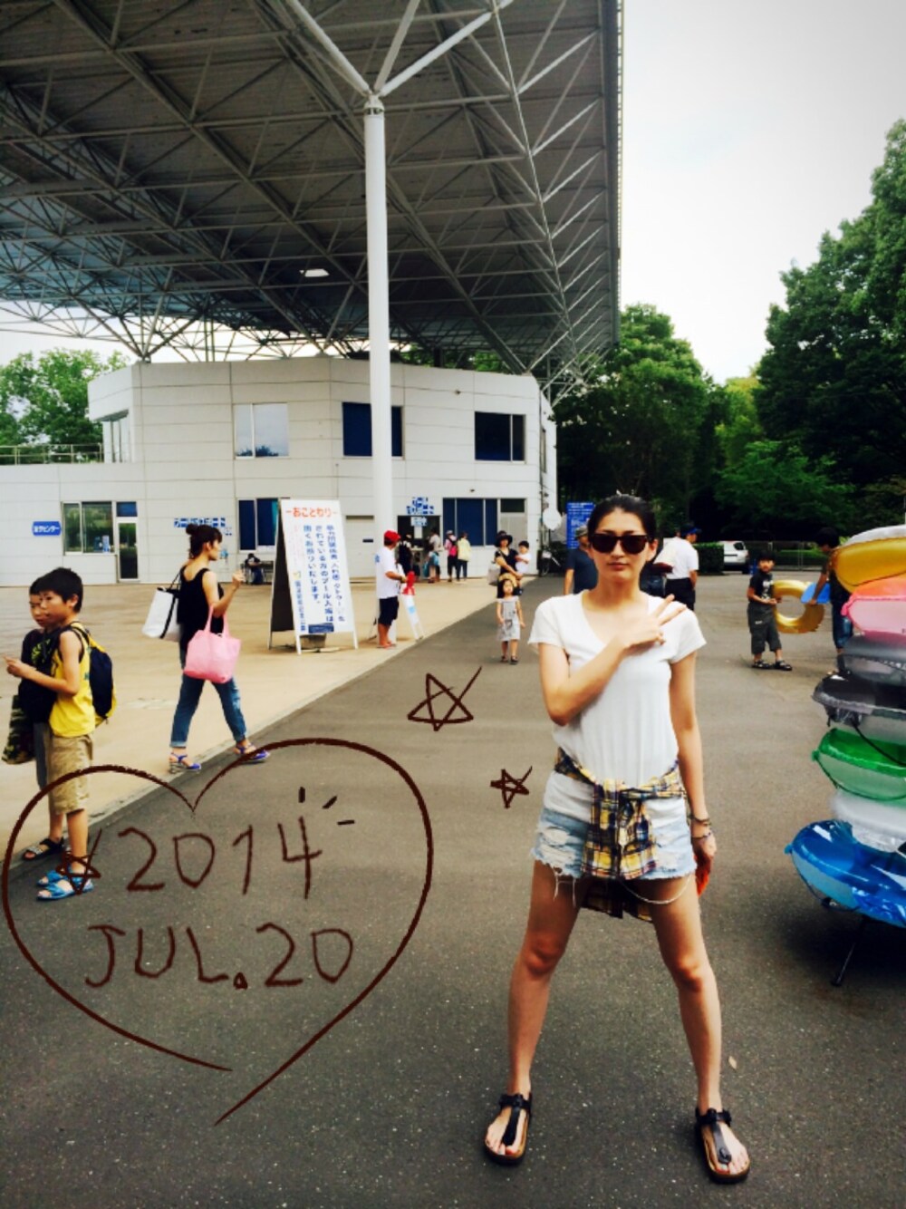 「セレブ風、ビルケンシュトック　サンダル、プール、Tシャツ×デニム」｜「Ray BEAMSのJACKSON MATISSE×Ray BEAMS / 別注 smileポケット T（Tシャツ/カットソー、ホワイト系）」を使った、aaffy.さん（レディース・165cm）の夏コーディネートの1枚目の写真