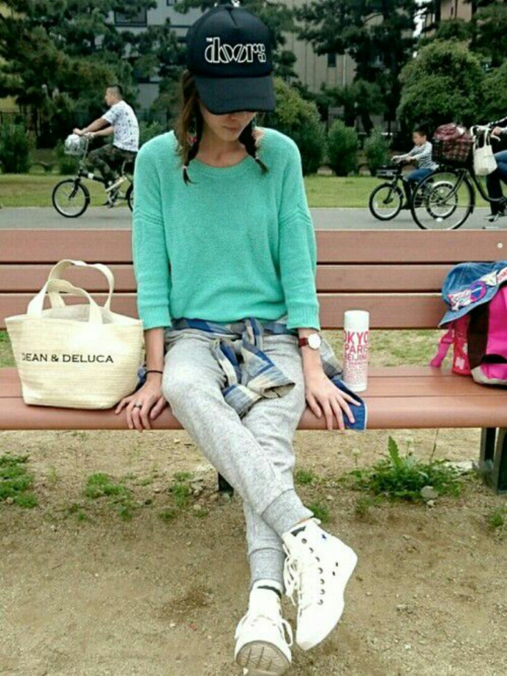 「春コーデ、カジュアル、休日スタイル、オトナカジュアル、converse、スウェットパンツ、ダニエルウェリントン、公園スタイル、ママコーデ、ドラフトBAY」｜「BAYFLOWのコットン7分袖ニット（ニット/セーター、グリーン系）」を使った、jamicoさん（レディース・165cm）の春コーディネートの1枚目の写真