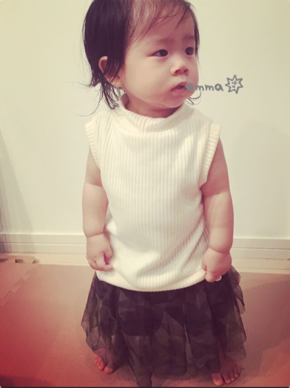 「1歳、女の子、シンプルコーデ、カジュアル、チュールスカート、迷彩」｜「petit mainのやっぱ前後反対やね^^;ごめん💦（Tシャツ/カットソー、ホワイト系）」を使った、emma*◡̈**さん（キッズ・70cm）の秋コーディネートの1枚目の写真