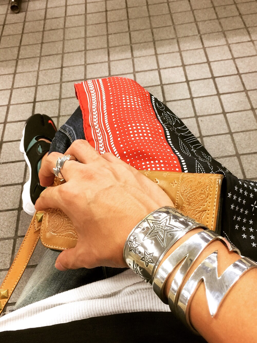 「TAKAHIROMIYASHITA The SoloIst. 、バンダナ、fantasticman、インディアンジュエリー」｜「TAKAHIROMIYASHITATheSoloIst.のアイテム（バンダナ/スカーフ、レッド系）」を使った、@toknさん（メンズ・179cm）の夏コーディネートの1枚目の写真