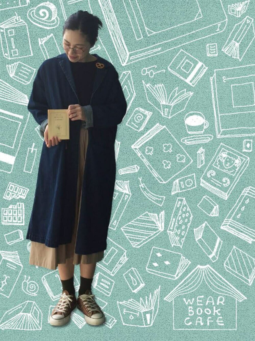 「WEAR BOOK CAFE、WEAR BOOK CAFE 2016、WEARBOOKCAFEよろしくです。、デニムチェスターコート、チェスターコート、ブローチ、めがね、ベージュスカート、コンバース」｜「GUのアイテム（チェスターコート、ブルー系）」を使った、まいこさん（レディース・160cm）の秋コーディネートの1枚目の写真