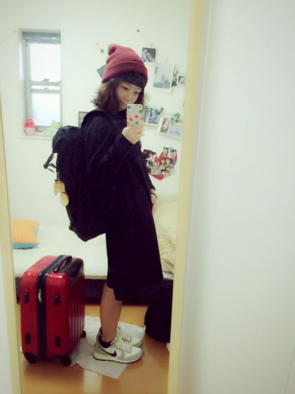 ブラック系のワンピース、グリーン系のスニーカー、ブラック系のバックパック/リュックを着用したレディースの秋コーディネートの1枚目の写真