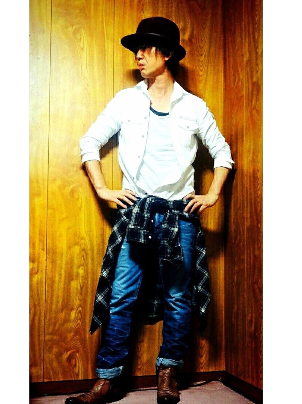「デニム、 ブーツ、 帽子、革靴、 ホワイトシャツ、腰巻きスタイル、 キレイめ、 ブルーベース、 whoop - de - doo、 ARMANI EXCHANGE」｜「whoop - de - dooのwhoop - de - doo ブーツ（ブーツ、ブラウン系）」を使った、TetsuyaAshitaniさん（メンズ・175cm）の秋コーディネートの1枚目の写真