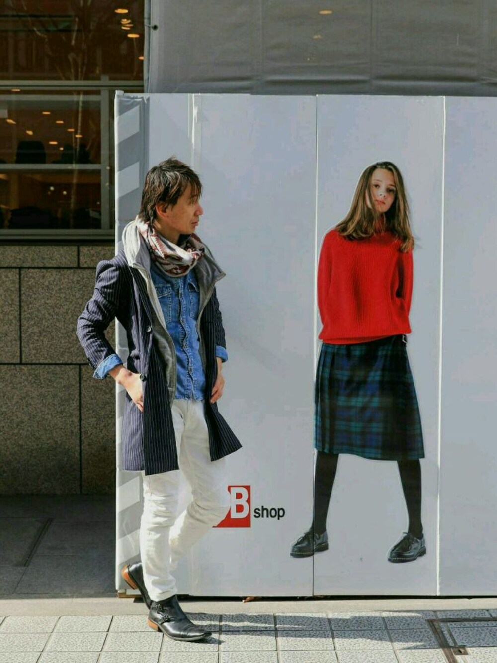 「ストール、チェスターコート、スキニー、ストライプ、ダンガリーシャツ、大人コーデ、白パンツ、シャツ×ストール」｜「ADPOSIONのADPOSION オリジナル　ストライプチェスター（チェスターコート、ブルー系）」を使った、TetsuyaAshitaniさん（メンズ・175cm）の冬コーディネートの1枚目の写真