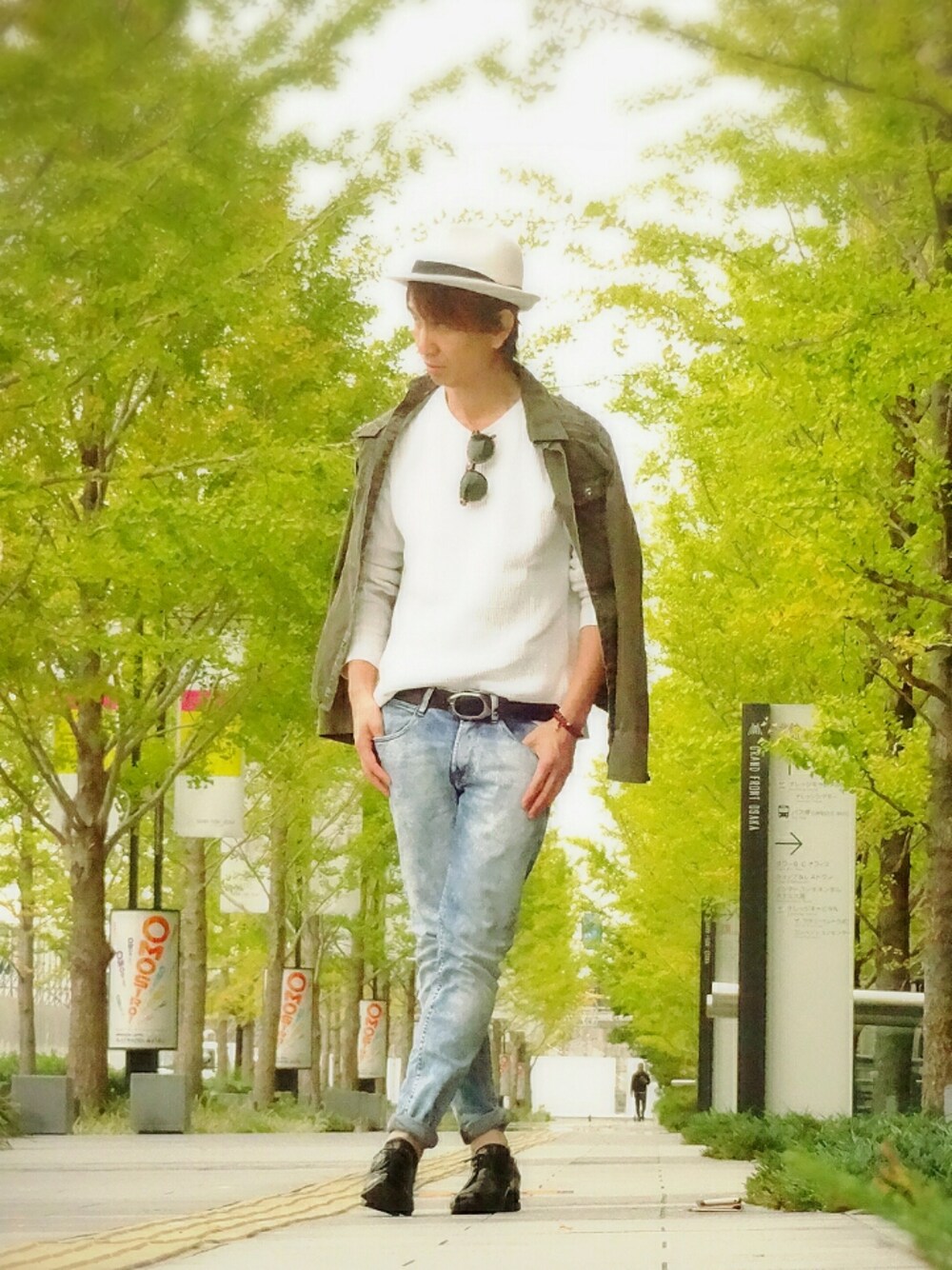 「ハット、デニムパンツ、ニット、革靴、アダルトおカワたん部、ミリタリージャケット、肩掛け」｜「Bastguenltのアイテム（ハット、ホワイト系）」を使った、TetsuyaAshitaniさん（メンズ・175cm）の秋コーディネートの1枚目の写真