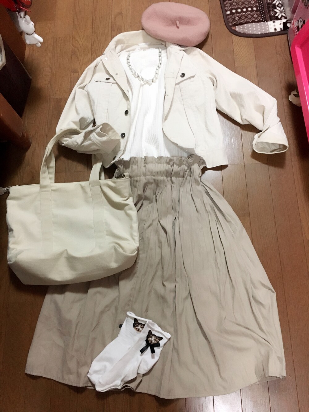 「秋冬コーデ、休日スタイル、ベレー帽祭り、ストライプ、ホワイト、ベージュ、ネコ」｜「no brandのアイテム（スカート、ベージュ系）」を使った、shio...さん（レディース・157cm）の秋コーディネートの1枚目の写真