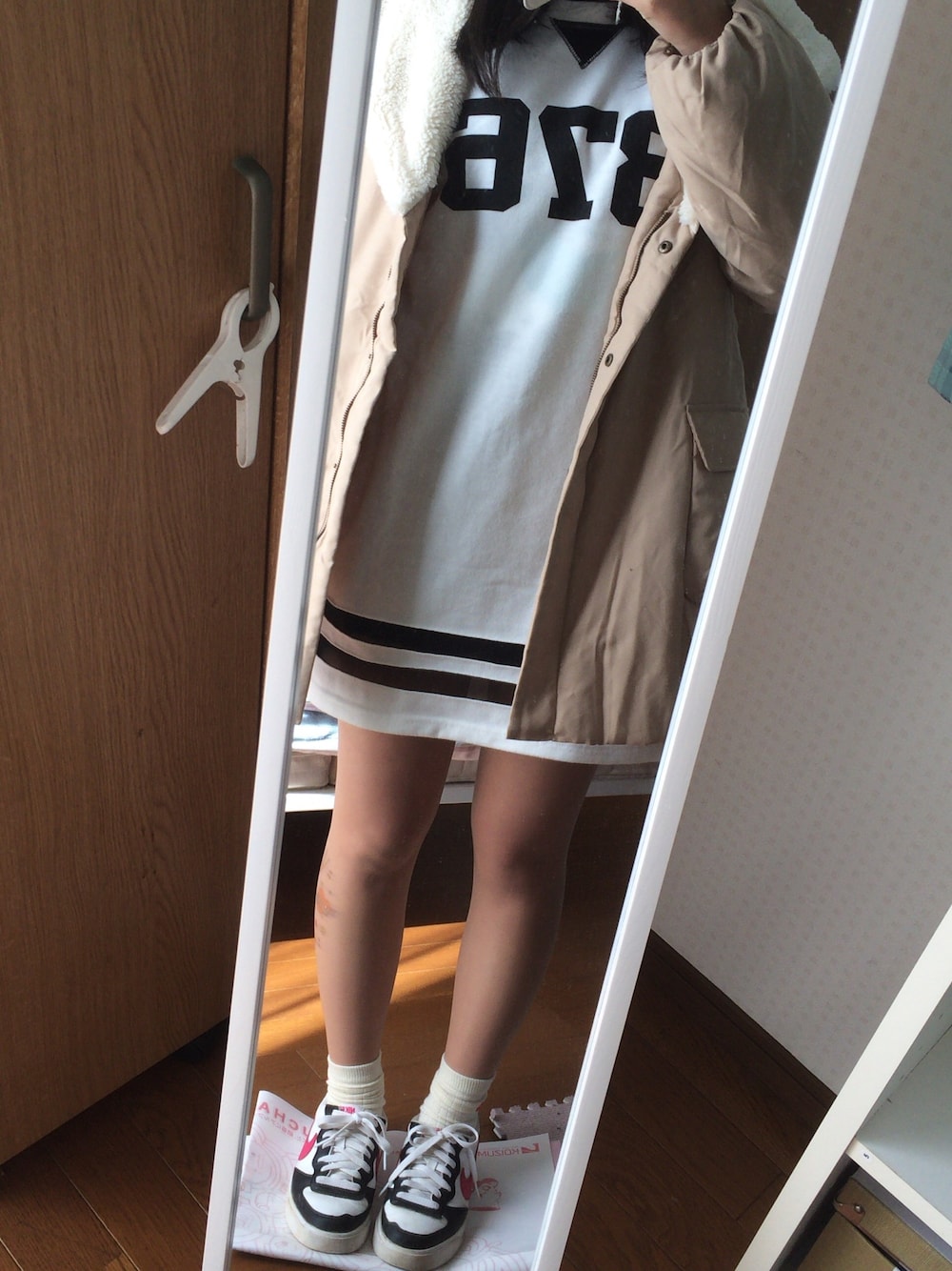 ブラック系のTシャツ/カットソーを着用したレディースの冬コーディネートの1枚目の写真