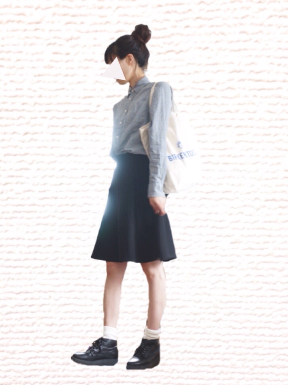 グレー系のシャツ/ブラウス、ブラック系のスカート、ブラック系のシューズを着用したレディースの秋コーディネートの1枚目の写真