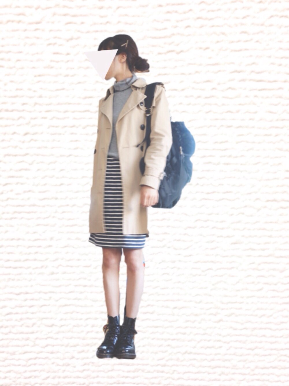 グレー系のニット/セーター、ベージュ系のトレンチコート、ブラック系のバックパック/リュックを着用したレディースの秋コーディネートの1枚目の写真