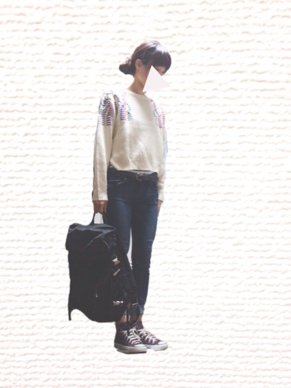 ホワイト系のニット/セーター、ブルー系のデニムパンツ、ブラック系のバックパック/リュックを着用したレディースの秋コーディネートの1枚目の写真