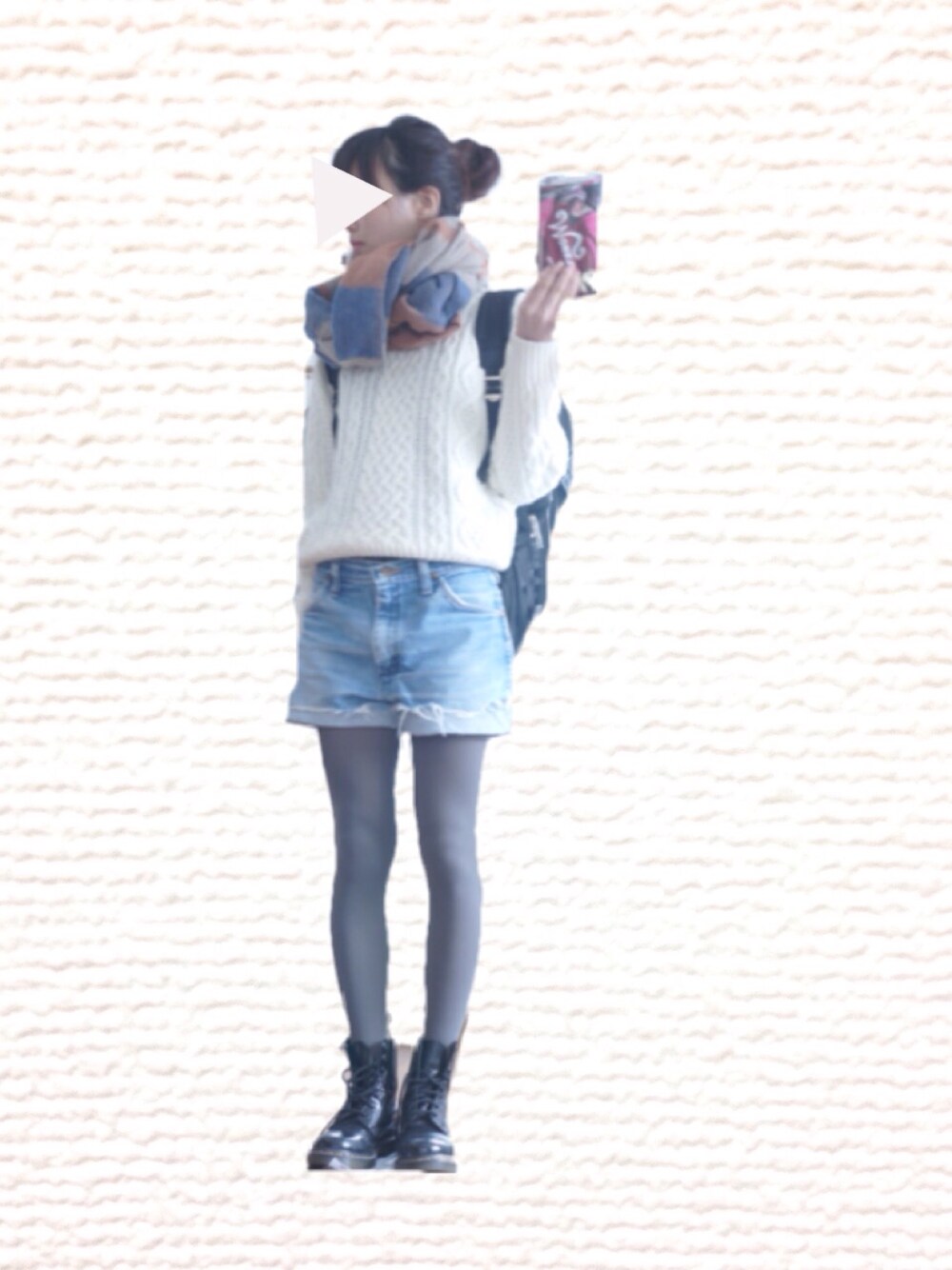 ホワイト系のニット/セーター、ブラック系のバックパック/リュック、ブルー系のデニムパンツを着用したレディースの秋コーディネートの1枚目の写真