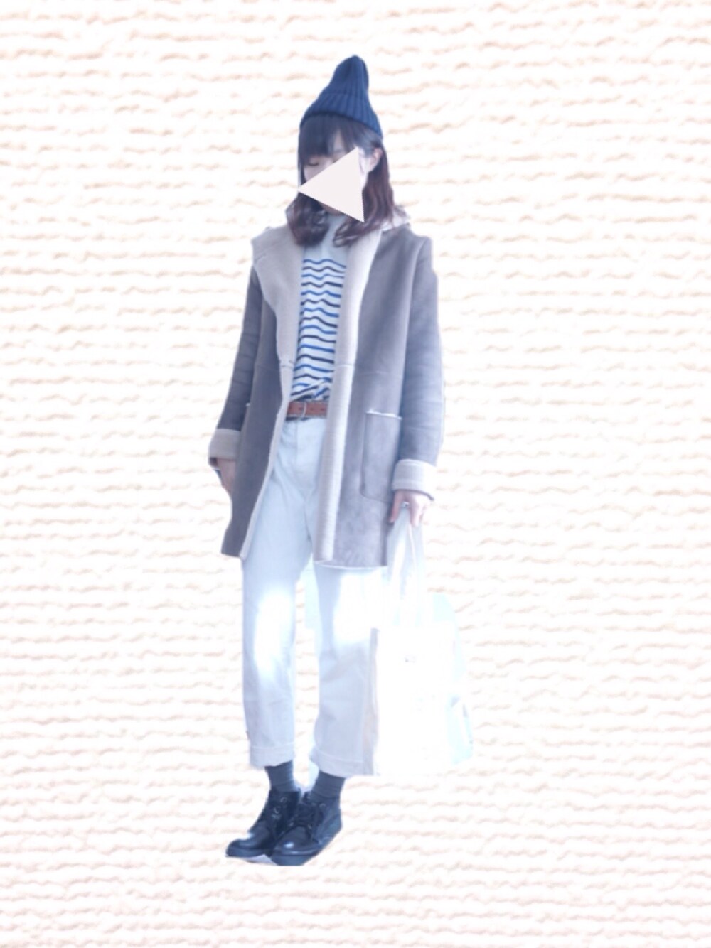 ブラウン系のムートンコート、その他のTシャツ/カットソー、ホワイト系のニット/セーターを着用したレディースの冬コーディネートの1枚目の写真