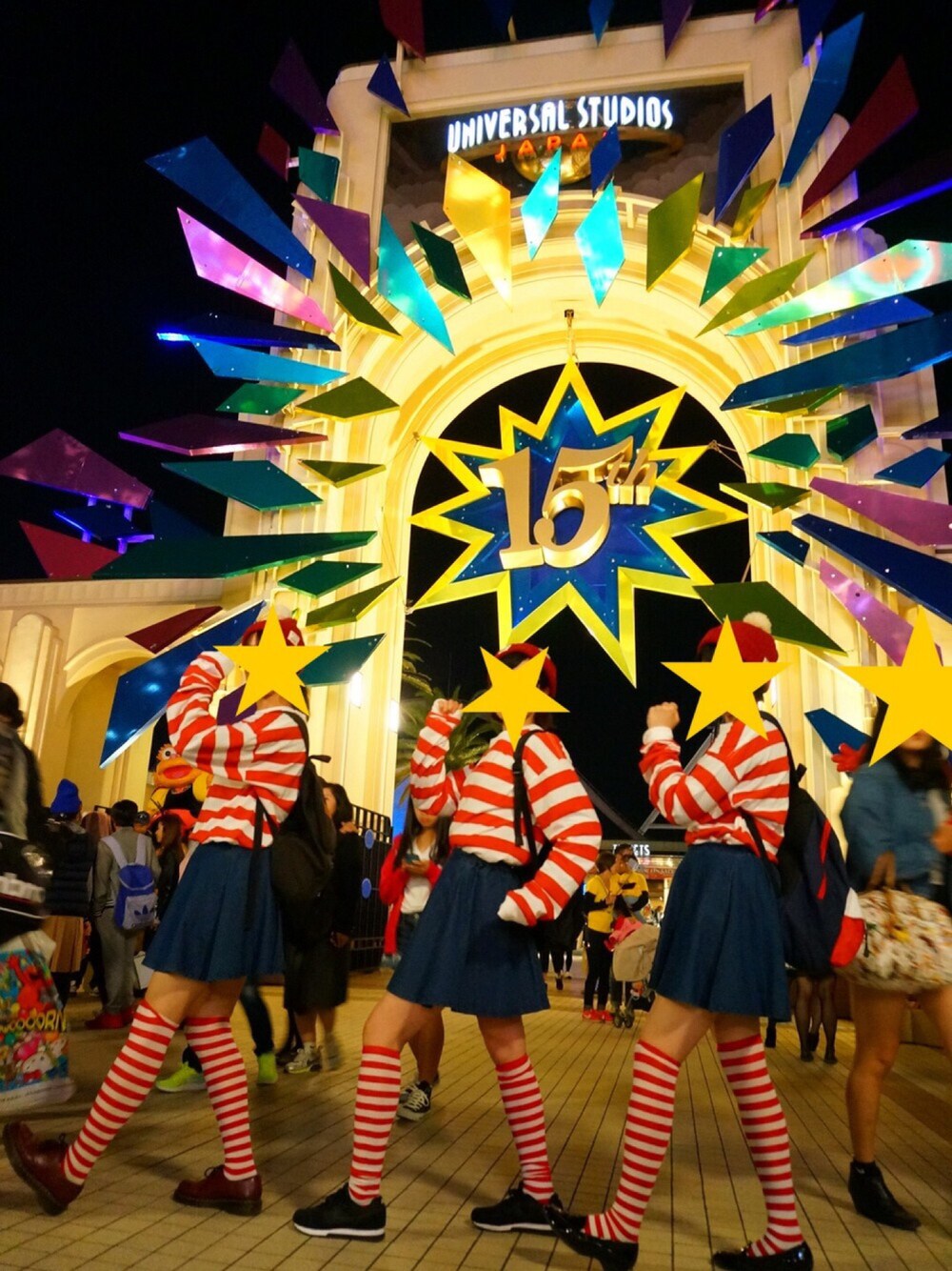 レッド系のTシャツ/カットソー、ブルー系のデニムスカート、ブラック系のスニーカーを着用したレディースの秋コーディネートの1枚目の写真