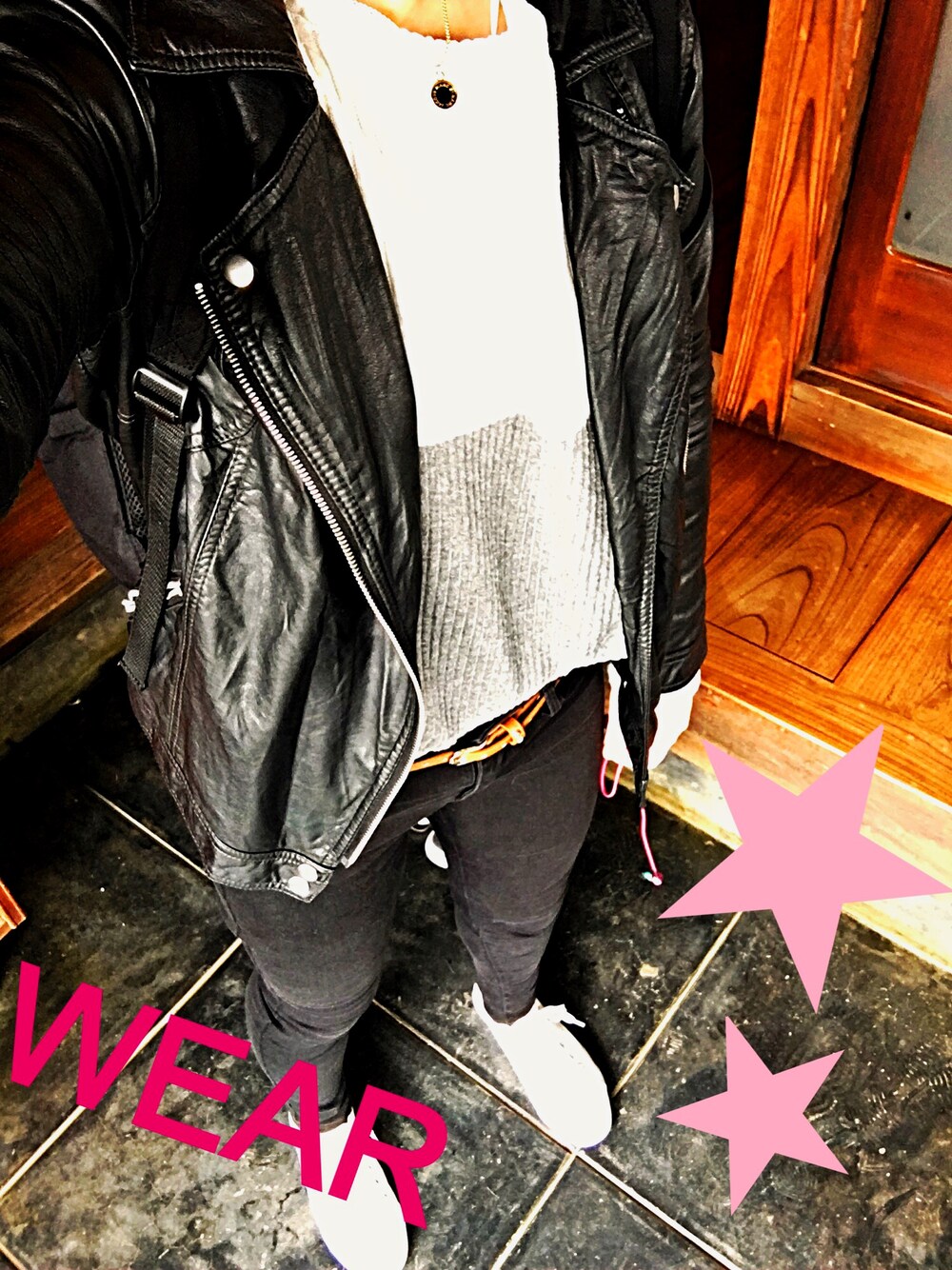 その他のニット/セーター、ブラック系のライダースジャケット、ブラック系のその他パンツを着用したレディースの春コーディネートの1枚目の写真