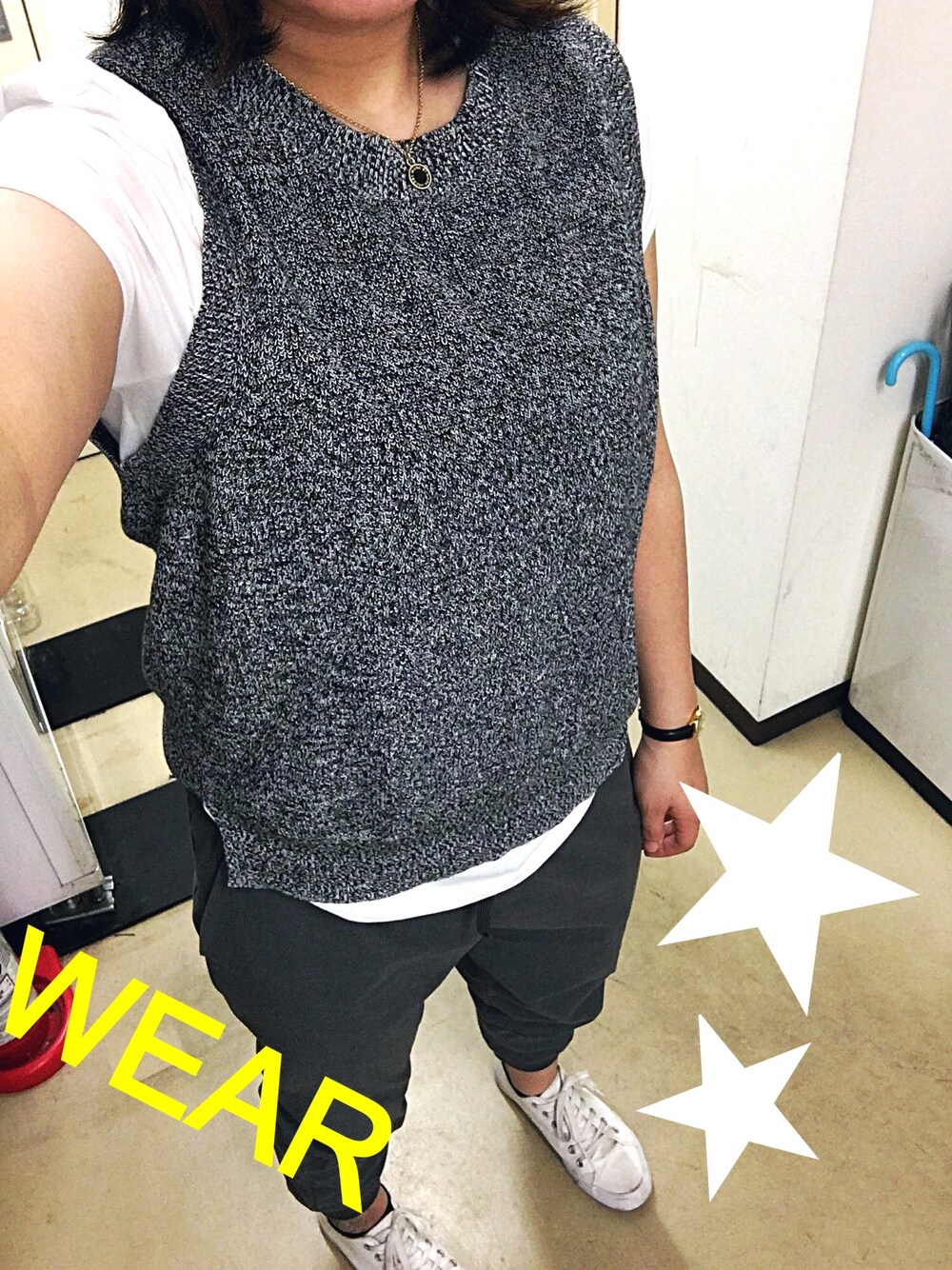 グレー系のTシャツ/カットソー、グレー系のその他パンツ、ホワイト系のスニーカーを着用したレディースの春コーディネートの1枚目の写真