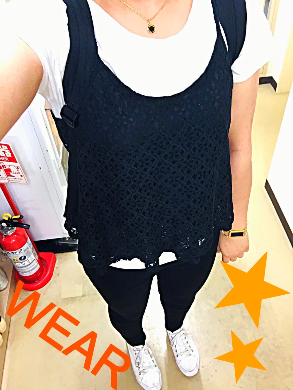 ホワイト系のTシャツ/カットソー、ブラック系のキャミソール、ブラック系のその他パンツを着用したレディースの春コーディネートの1枚目の写真