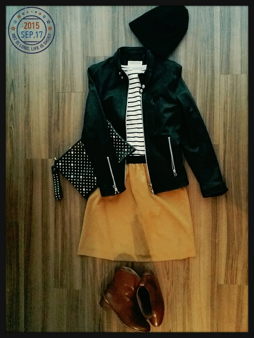 ホワイト系のトップス、ブラック系のジャケット/アウター、ブラウン系のシューズを着用したレディースの秋コーディネートの1枚目の写真