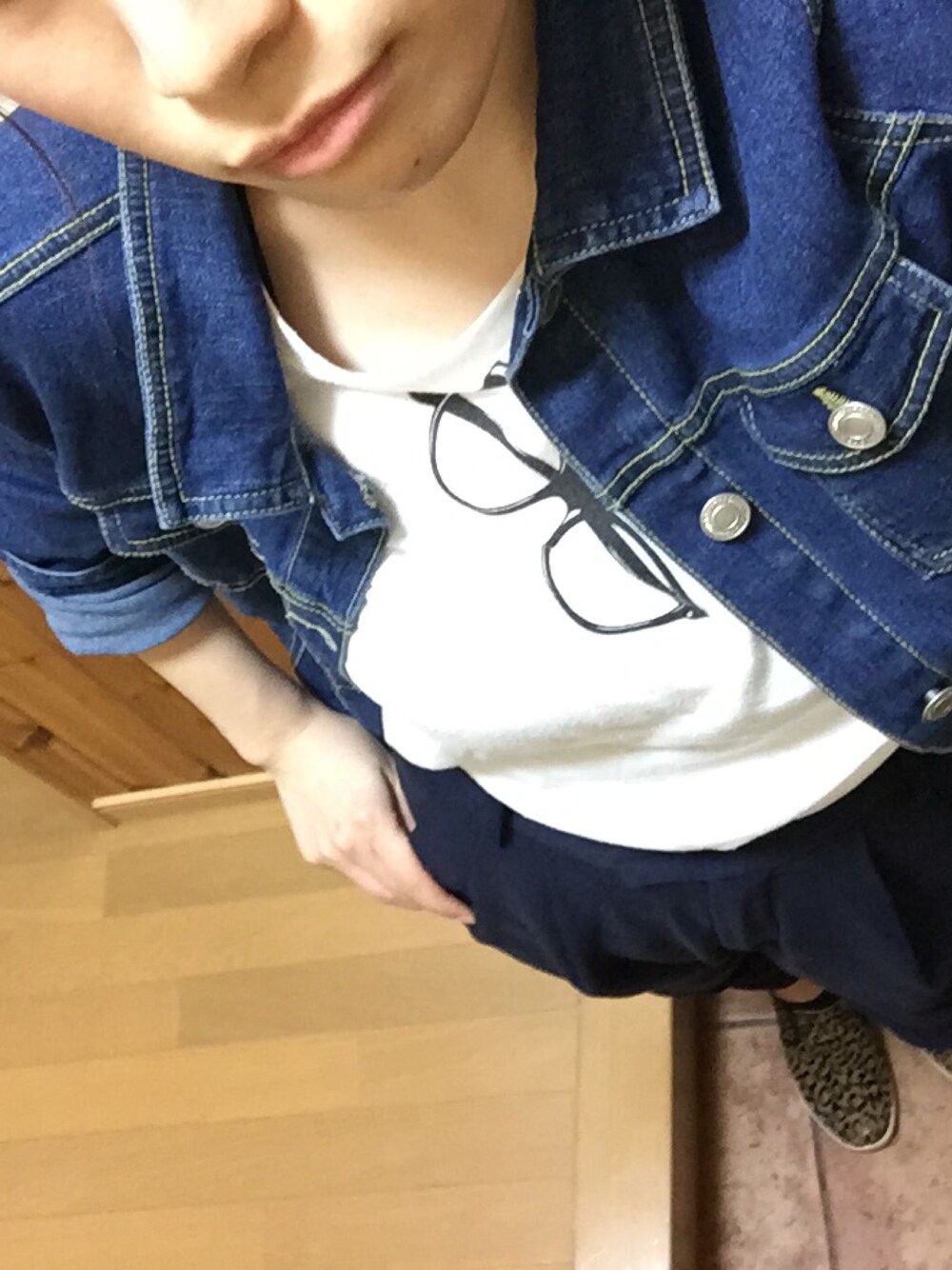 「デニムジャケット、メガネプリント、インヒールスリッポン、着痩せ効果」｜「BACK NUMBERのアイテム（Tシャツ/カットソー、ホワイト系）」を使った、Mahiさん（レディース・159cm）の春コーディネートの1枚目の写真