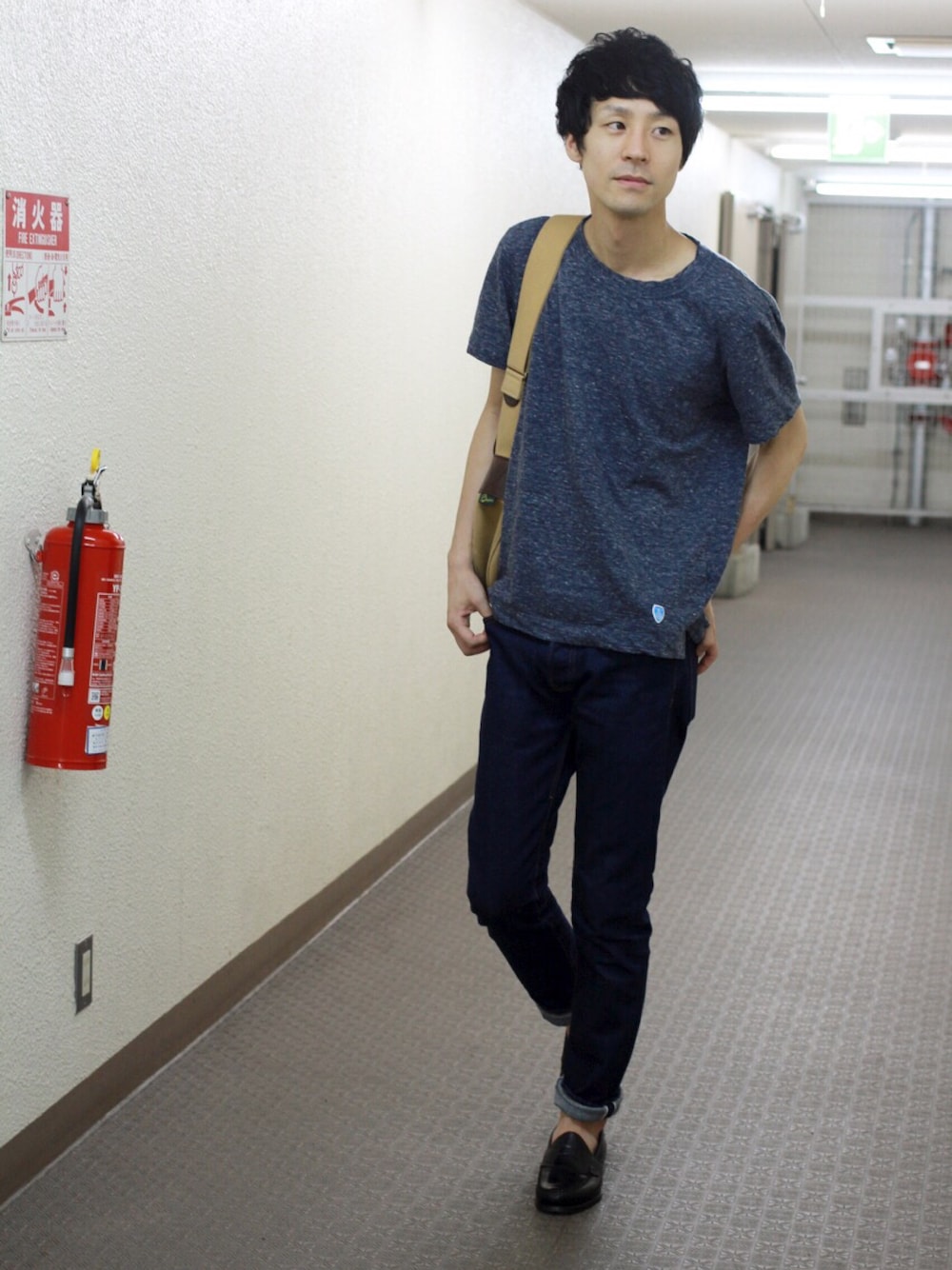 ブルー系のTシャツ/カットソー、ベージュ系のショルダーバッグ、ブルー系のデニムパンツを着用したメンズの夏コーディネートの1枚目の写真