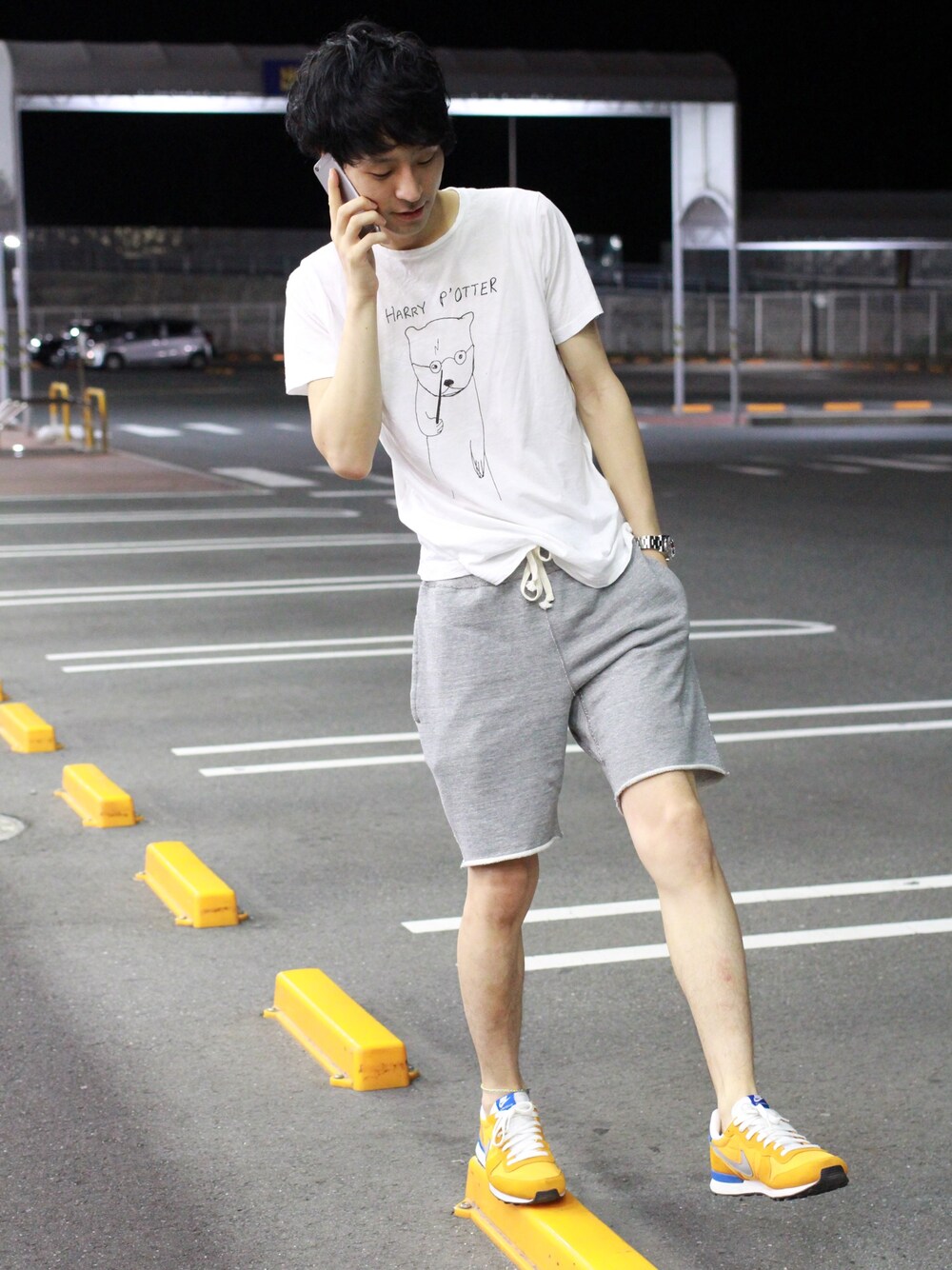 グレー系のその他パンツ、オレンジ系のスニーカー、ホワイト系のTシャツ/カットソーを着用したメンズの夏コーディネートの1枚目の写真