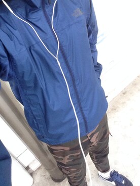 「アイテム（マウンテンパーカー、ブルー系）」を使った、takuma.Hさん（メンズ・172cm）の秋コーディネート