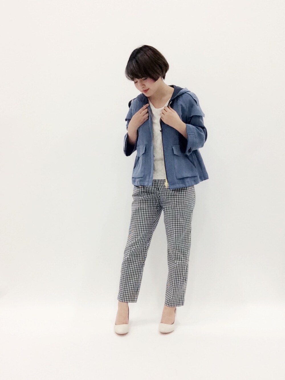 ブルー系のブルゾン、ホワイト系のTシャツ/カットソーを着用したレディースの春コーディネートの1枚目の写真