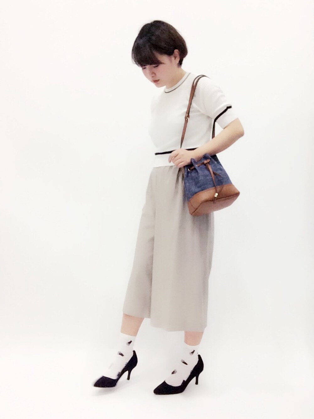「ベージュ、白ソックス、ガウチョパンツ、半袖ニット、靴下×パンプス」｜「STRAWBERRY-FIELDSのクリアバイオストレッチ（その他パンツ、ベージュ系）」を使った、ななこさん（レディース・156cm）の春コーディネートの1枚目の写真