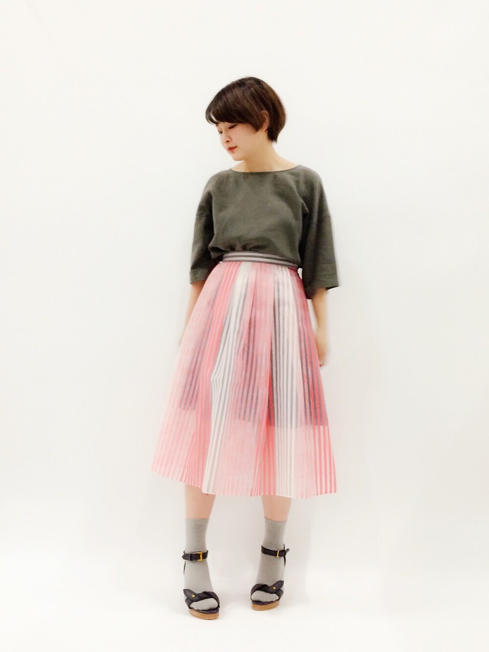 「ピンク、ノーカラー、チュールスカート、カーキ、靴下 × サンダル」｜「FIGARO Parisの◇テンセルリネン ボックスブラウス（Tシャツ/カットソー、グリーン系）」を使った、ななこさん（レディース・156cm）の春コーディネートの1枚目の写真