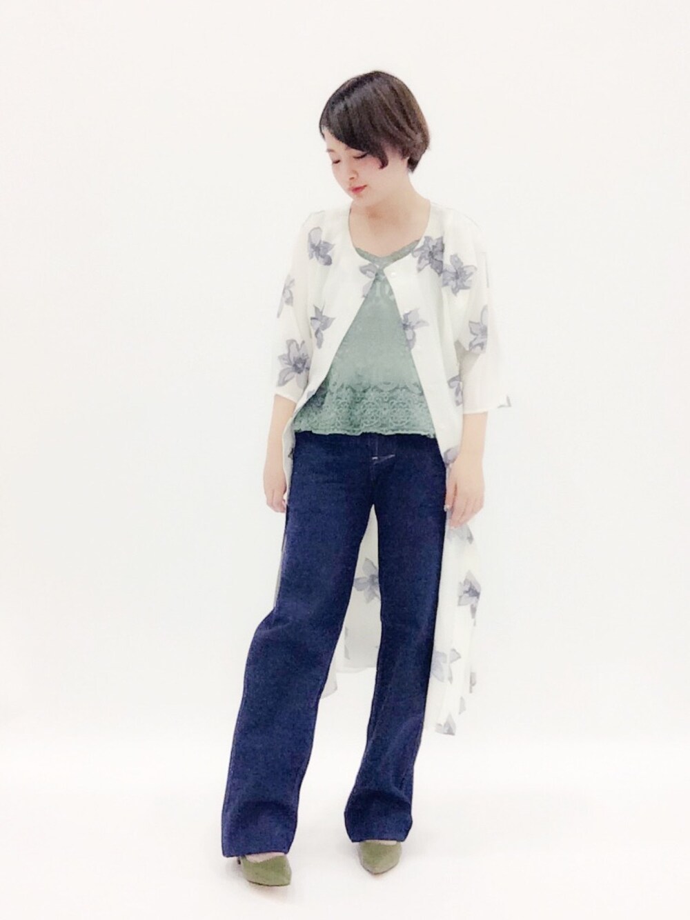 「花柄、フレアパンツ、花柄ワンピース、レーストップス、ボヘミアン風」｜「Omekashiの【Omekashi】オリジナル大花PTワンピース（ワンピース、ホワイト系）」を使った、ななこさん（レディース・156cm）の春コーディネートの1枚目の写真