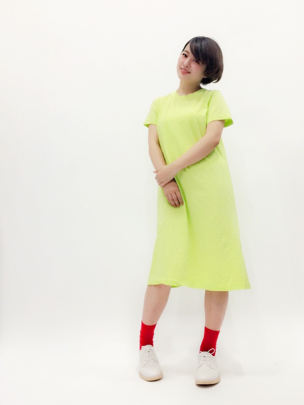 「ワンピース、イエロー、Tシャツ、ネオンカラー、赤い靴下」｜「45Rの45★ワンピース（ワンピース、グリーン系）」を使った、ななこさん（レディース・156cm）の春コーディネートの1枚目の写真