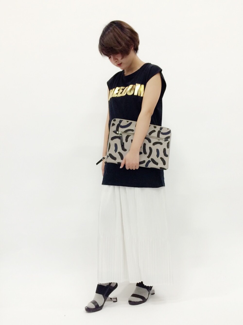 「ロゴT、クラッチバッグ、レイヤードスタイル、プリーツスカート、MSGM」｜「EMODAのWプリーツマキシスカート（スカート、ホワイト系）」を使った、ななこさん（レディース・156cm）の春コーディネートの1枚目の写真